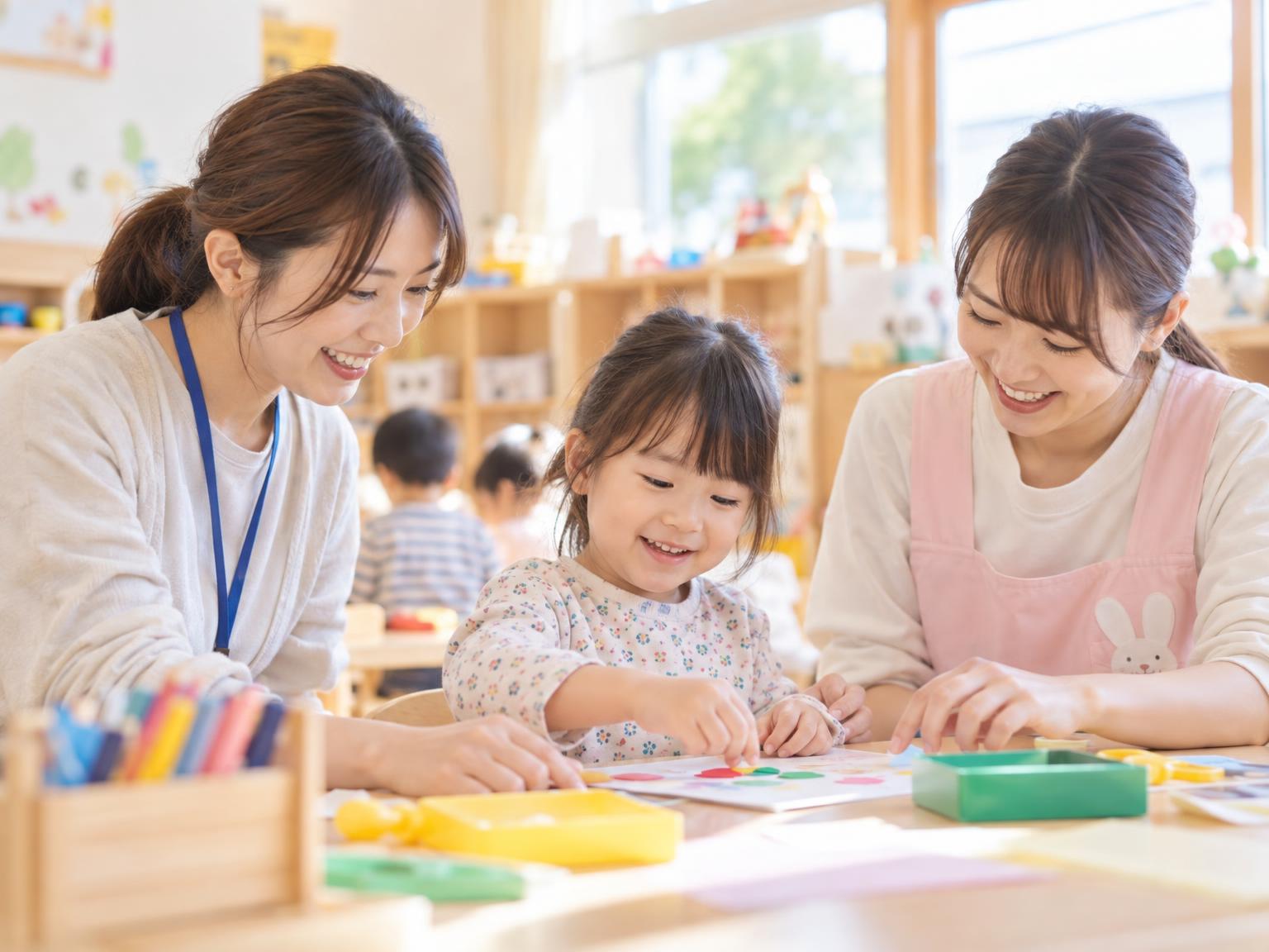 保育所で支援員と保育士が子どもをサポートしている場面