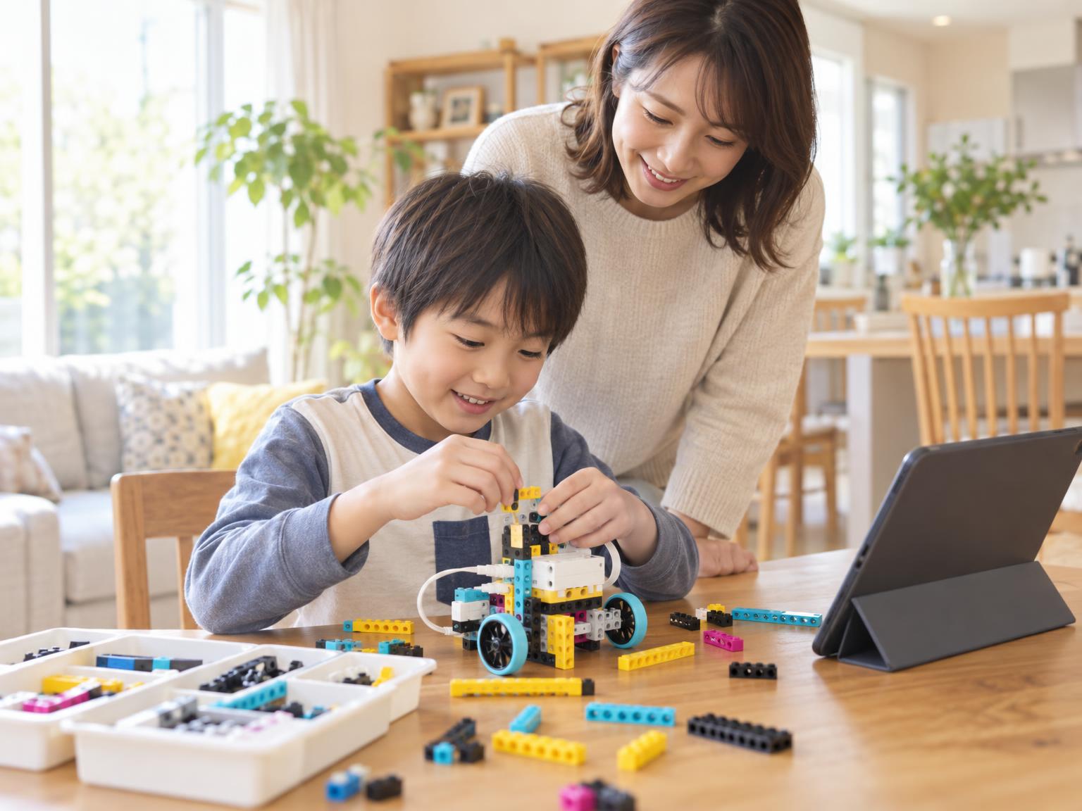 小学生がリビングでLEGO SPIKEを組み立てながら自宅学習している様子