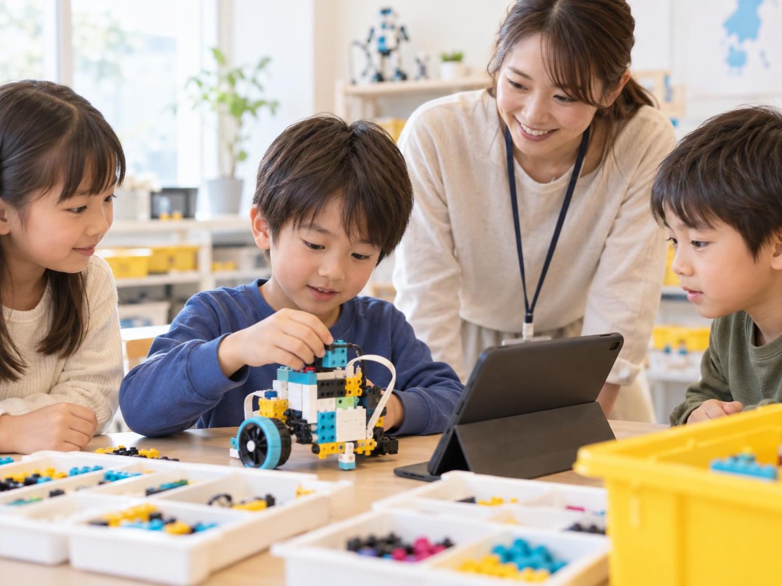 小学生がLEGO SPIKEを使ってプログラミングに取り組む少人数教室の様子