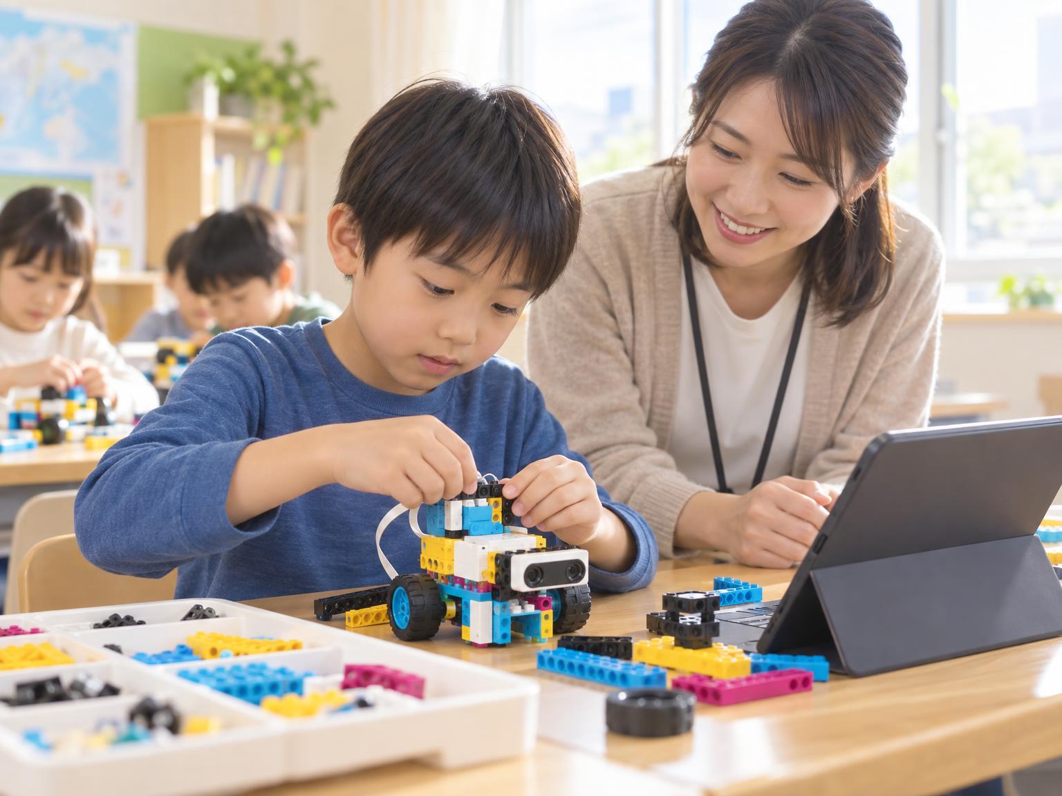 小学生がLEGO SPIKEのロボットを組み立てている教室の様子