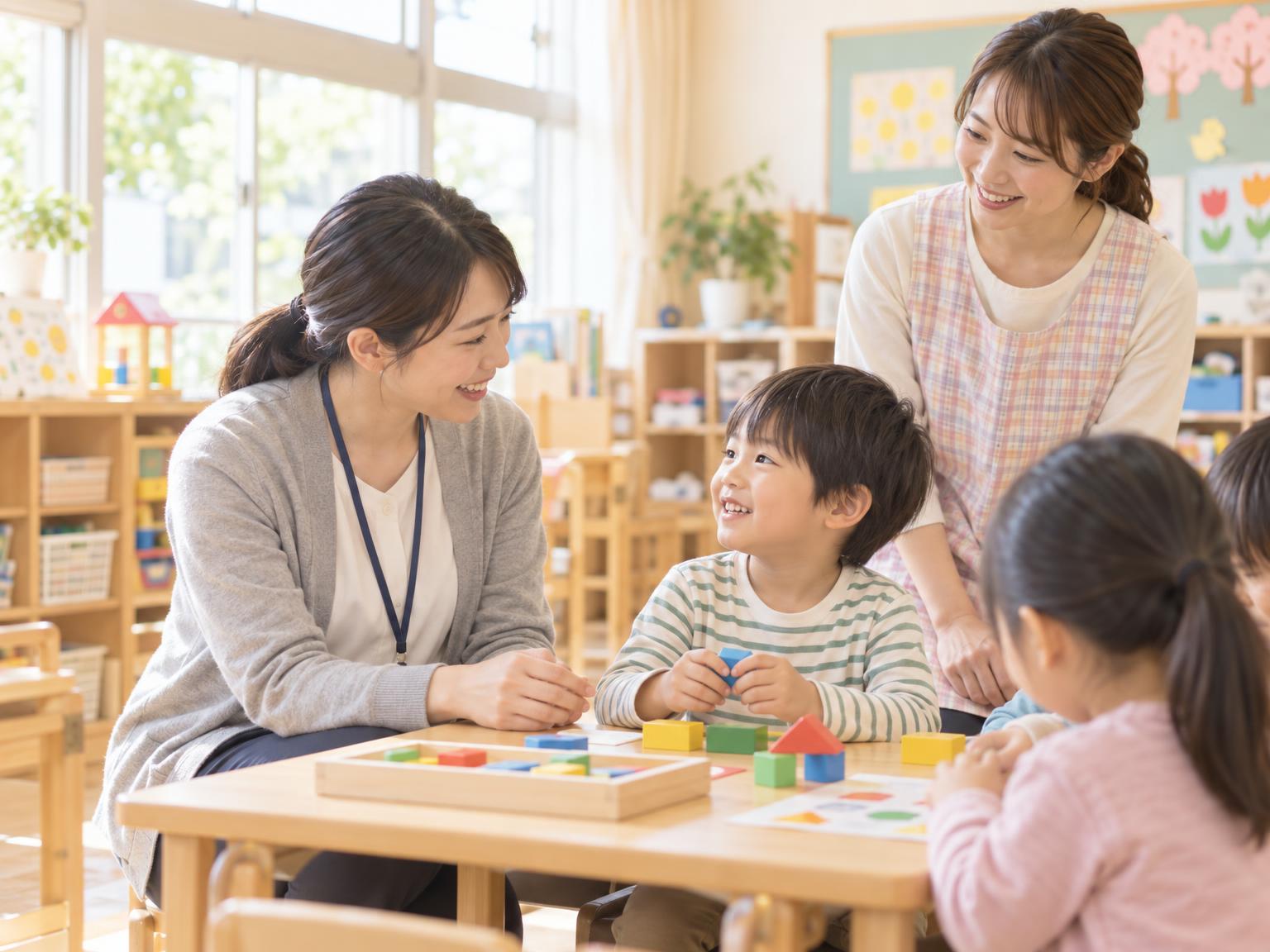 保育所等訪問支援のイメージ：支援員が保育所で子どもと関わる様子