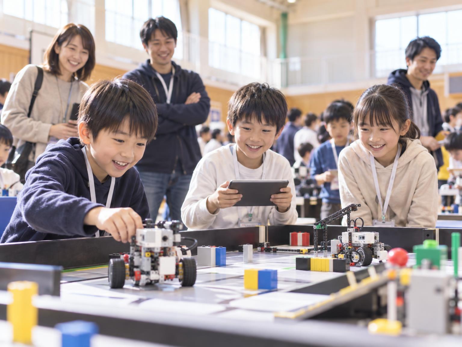 子ども向けロボット大会でロボットを操作する小学生たち