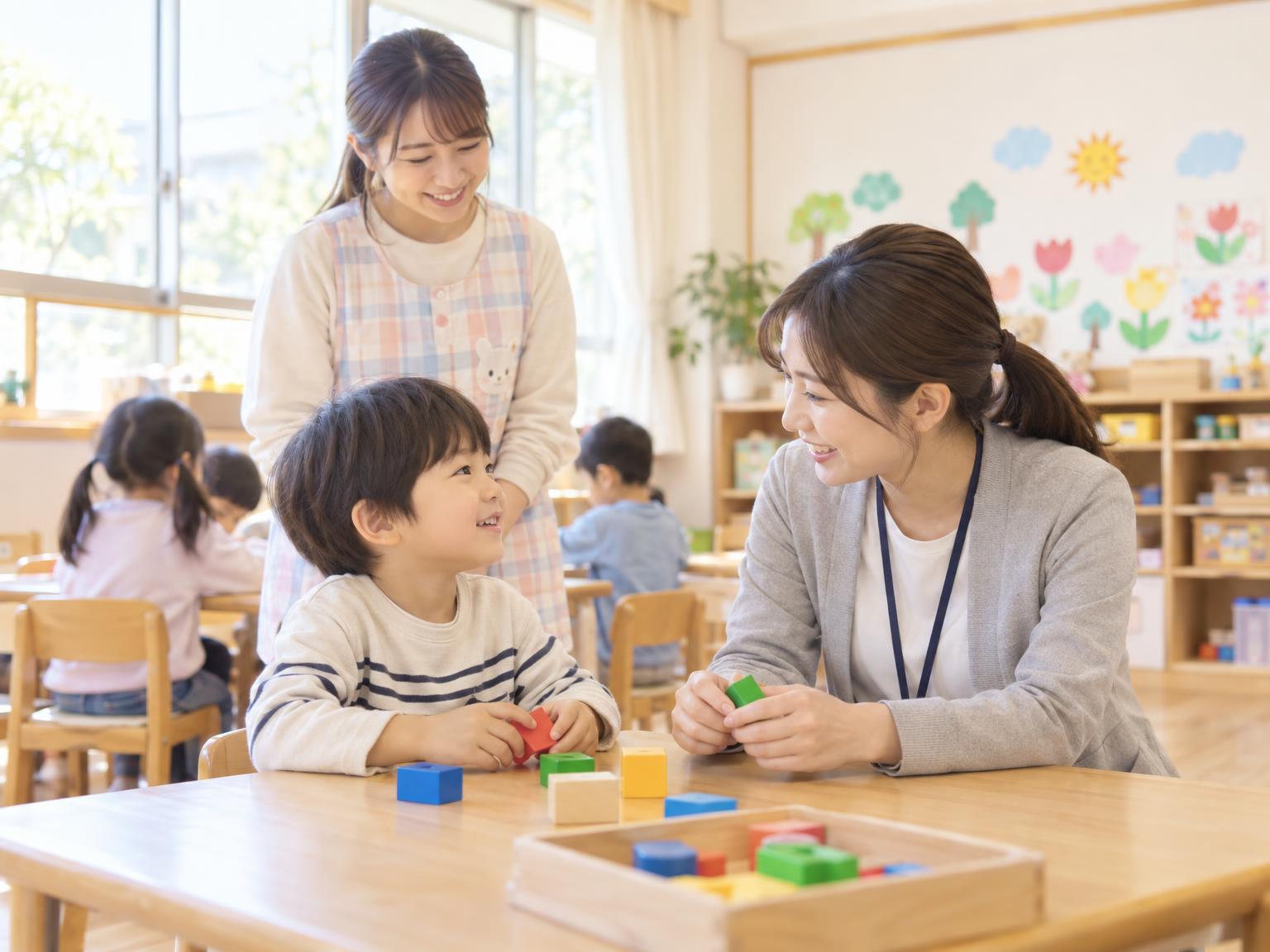 保育所等訪問支援のイメージ：支援員が保育所を訪問し子どもと関わる様子