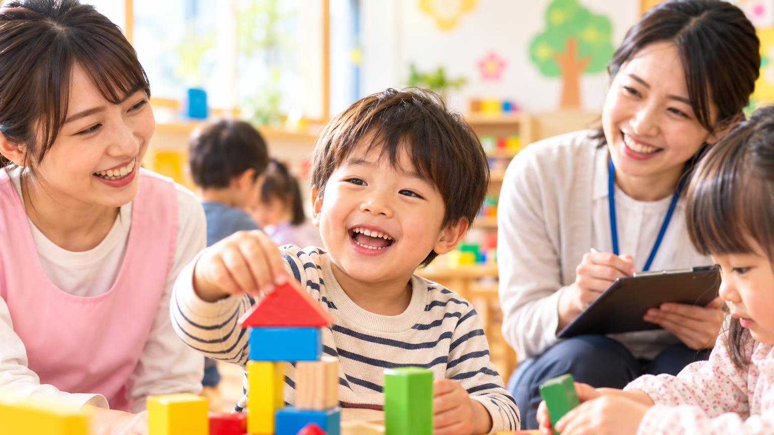 保育所等訪問支援で発達障害の子どもの保育園生活はどう変わるか｜さいたま市の保護者向けガイドの内容を表すアイキャッチ画像