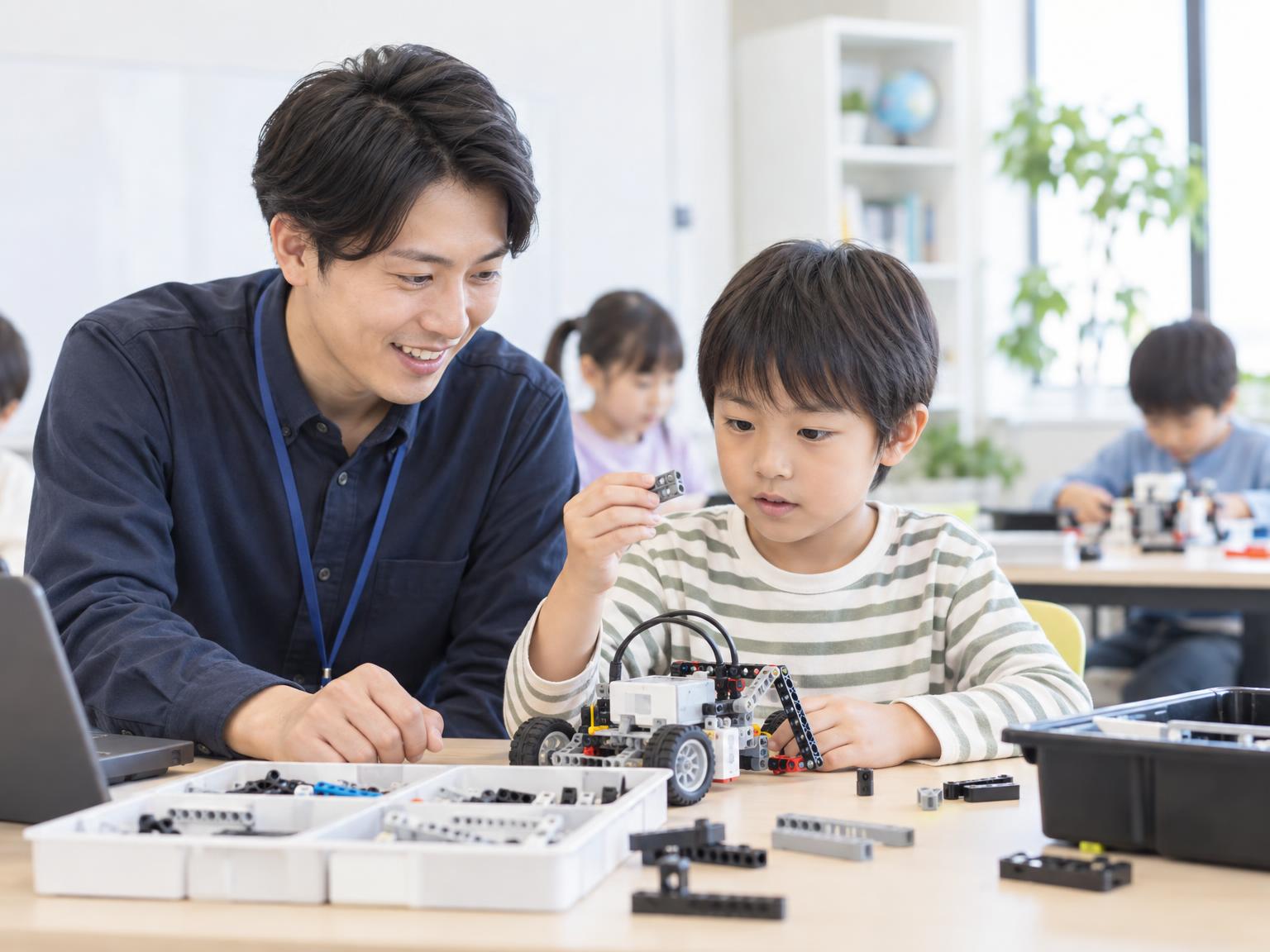 小学生がロボット教室でキットを組み立てている様子