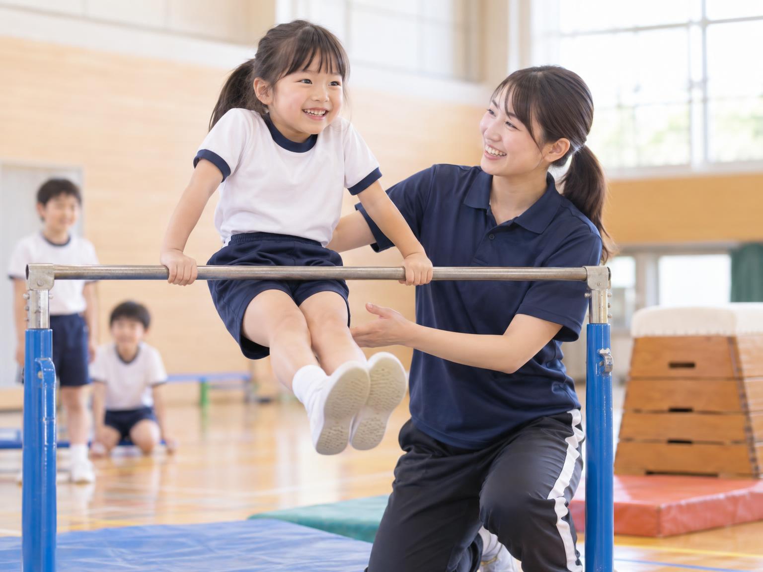 インストラクターに補助されながら鉄棒の練習をする小学生