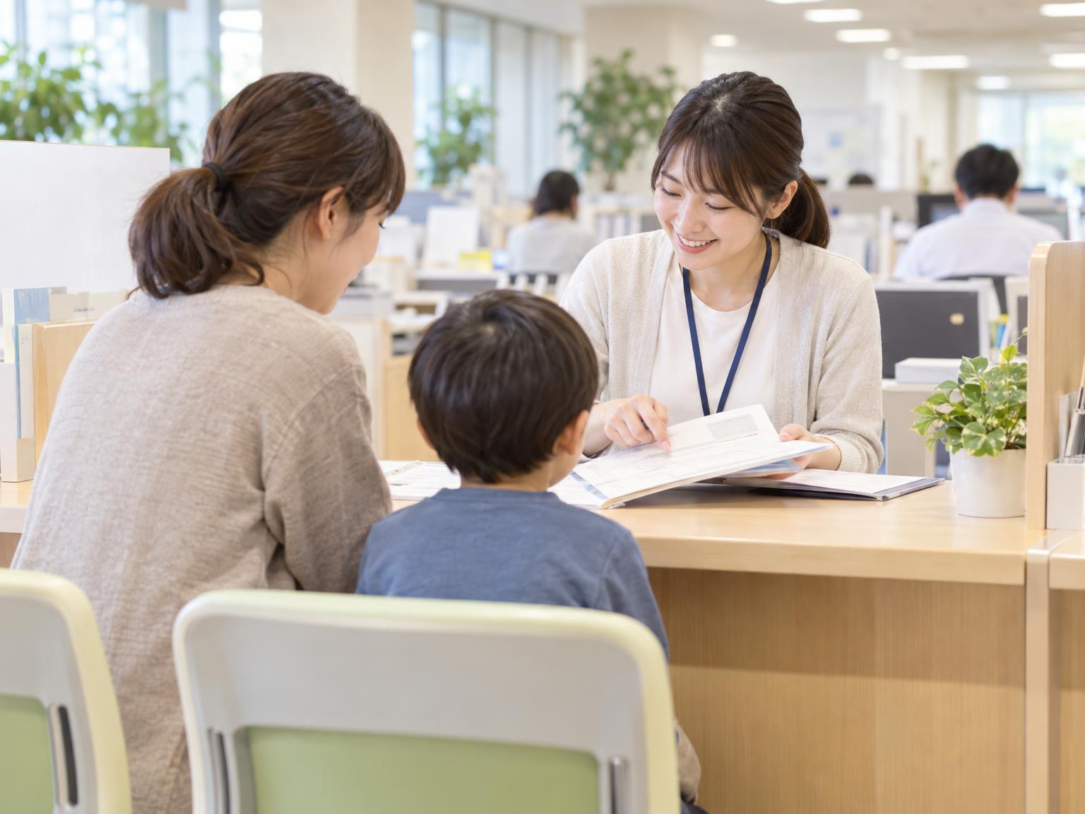 さいたま市の障害福祉課窓口で受給者証の更新申請をする保護者のイメージ