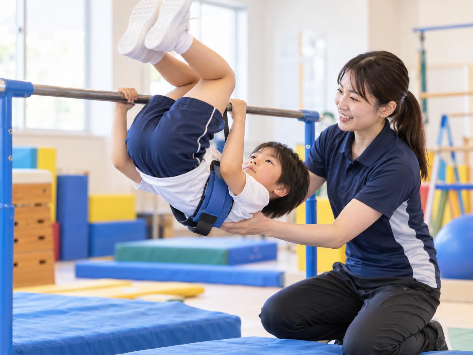 インストラクターが補助具を使って子どもの逆上がりをマンツーマンで指導している様子
