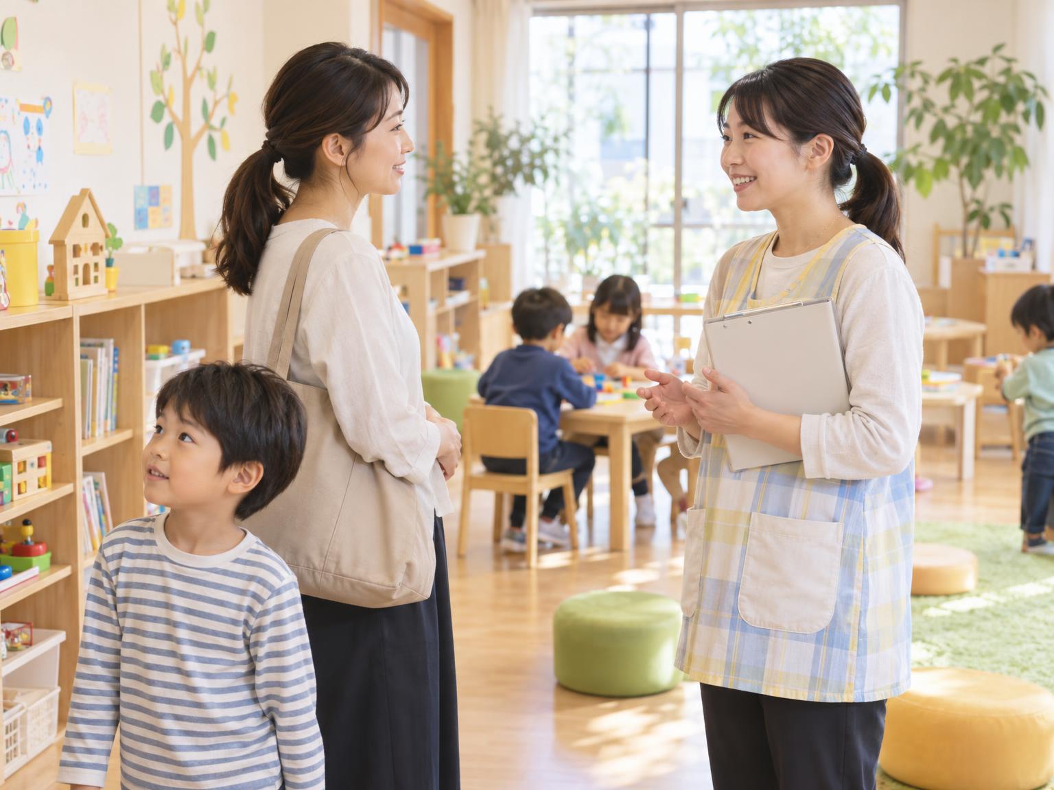 放課後等デイサービスの見学で施設スタッフと話す保護者と子ども
