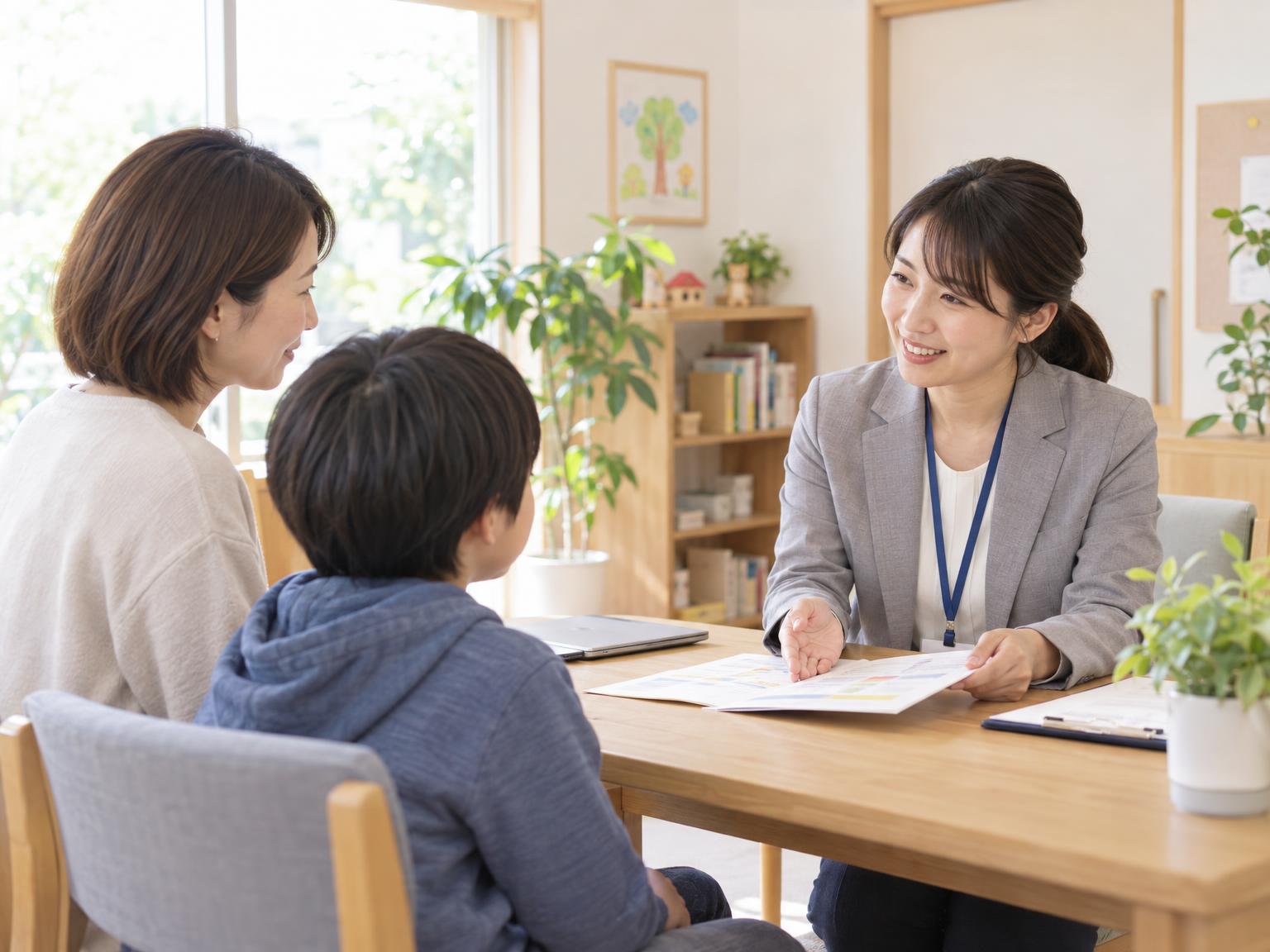 相談支援事業所で専門員と話し合う保護者と子どものイメージ