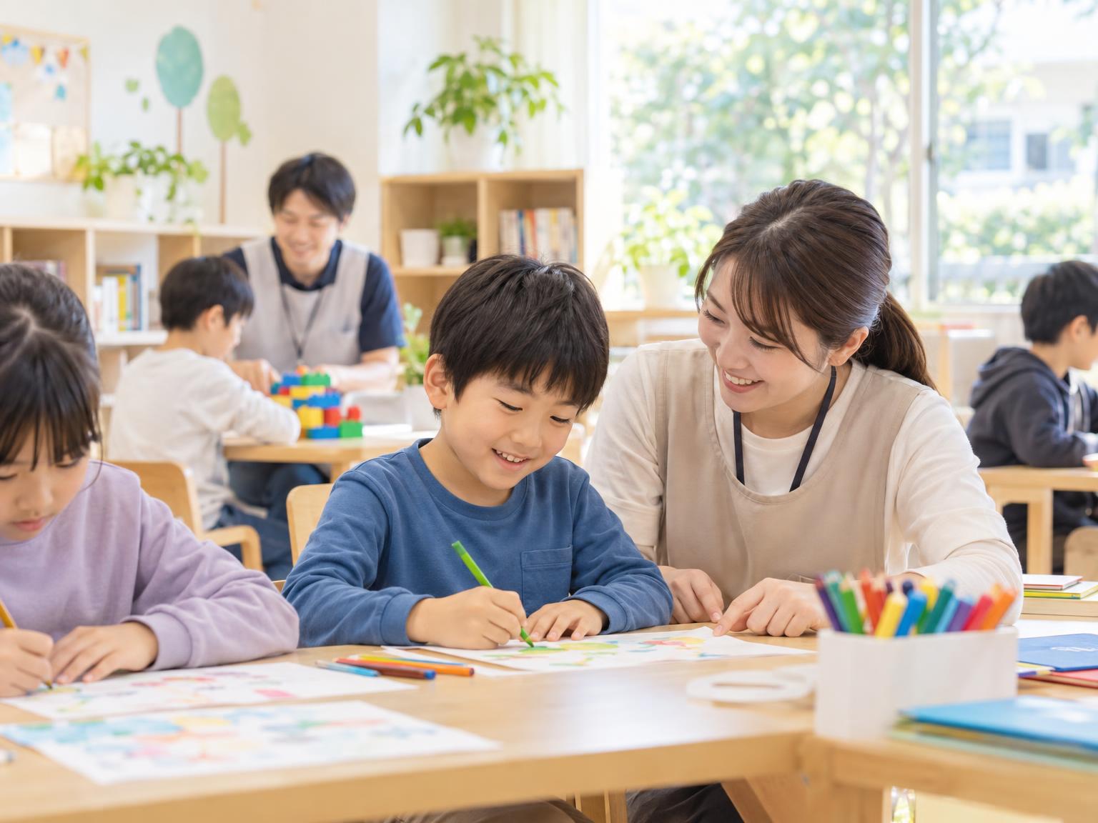 放課後等デイサービスで支援スタッフと活動する子どもの様子