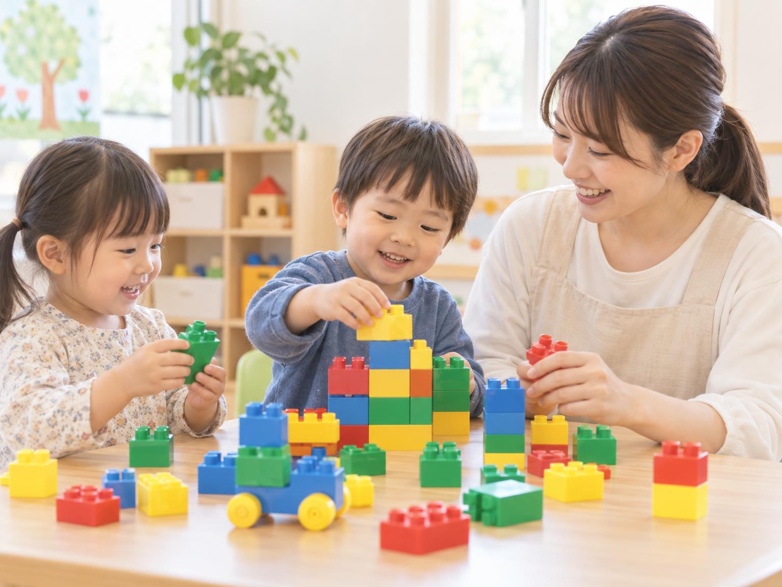 3歳の幼児が大きめのブロックで遊びながら学ぶ少人数レッスンの様子