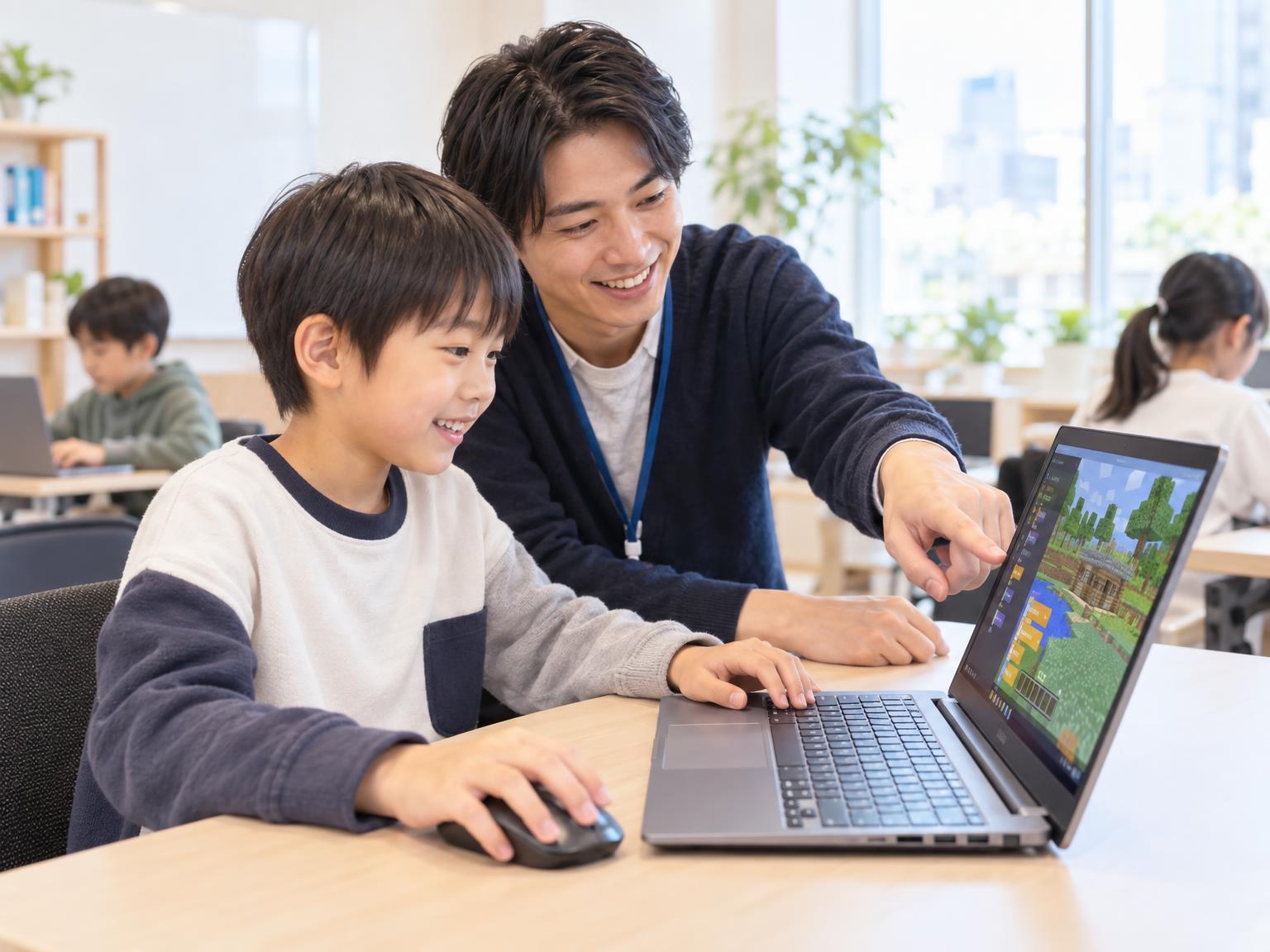 マインクラフトを使ったプログラミング授業で個別指導を受ける小学生