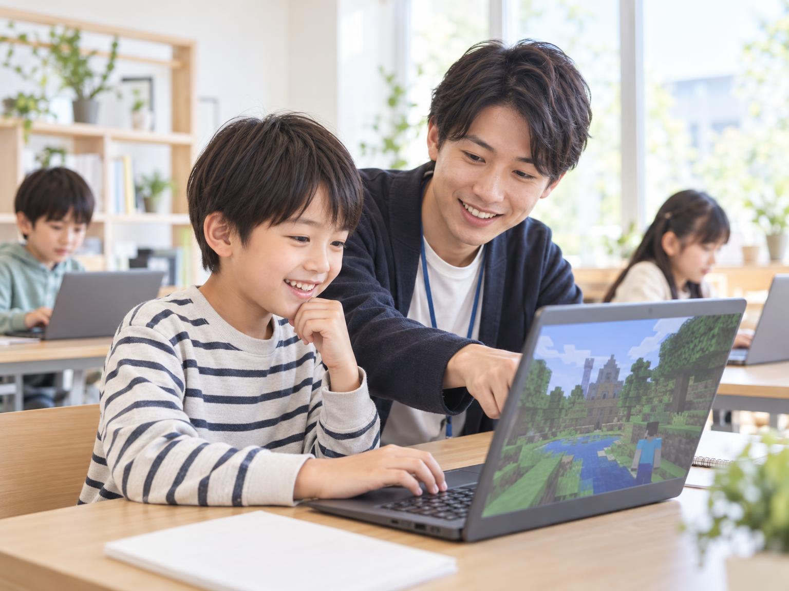 小学生がマインクラフトを使ったプログラミング教室で講師と一緒に学んでいる様子