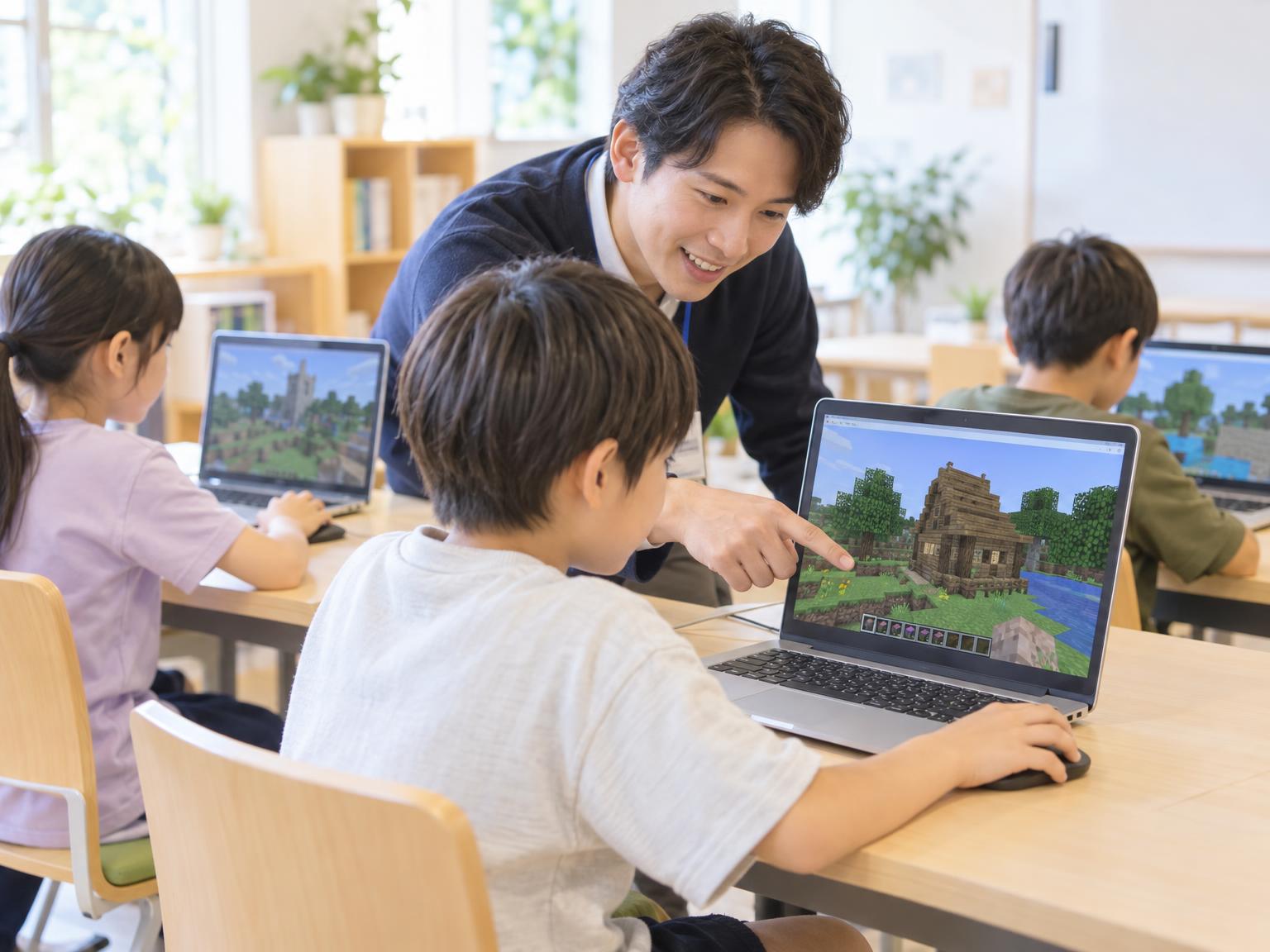 少人数のプログラミング教室でマインクラフトを使って学ぶ小学生