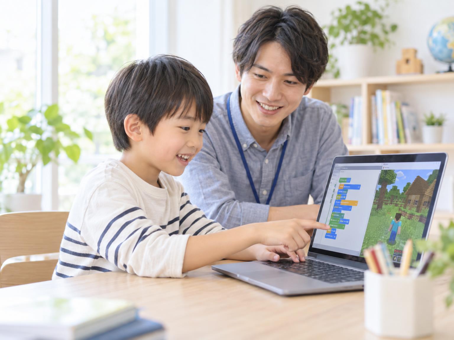 小学生がマインクラフトを使ったプログラミング学習に取り組んでいる様子