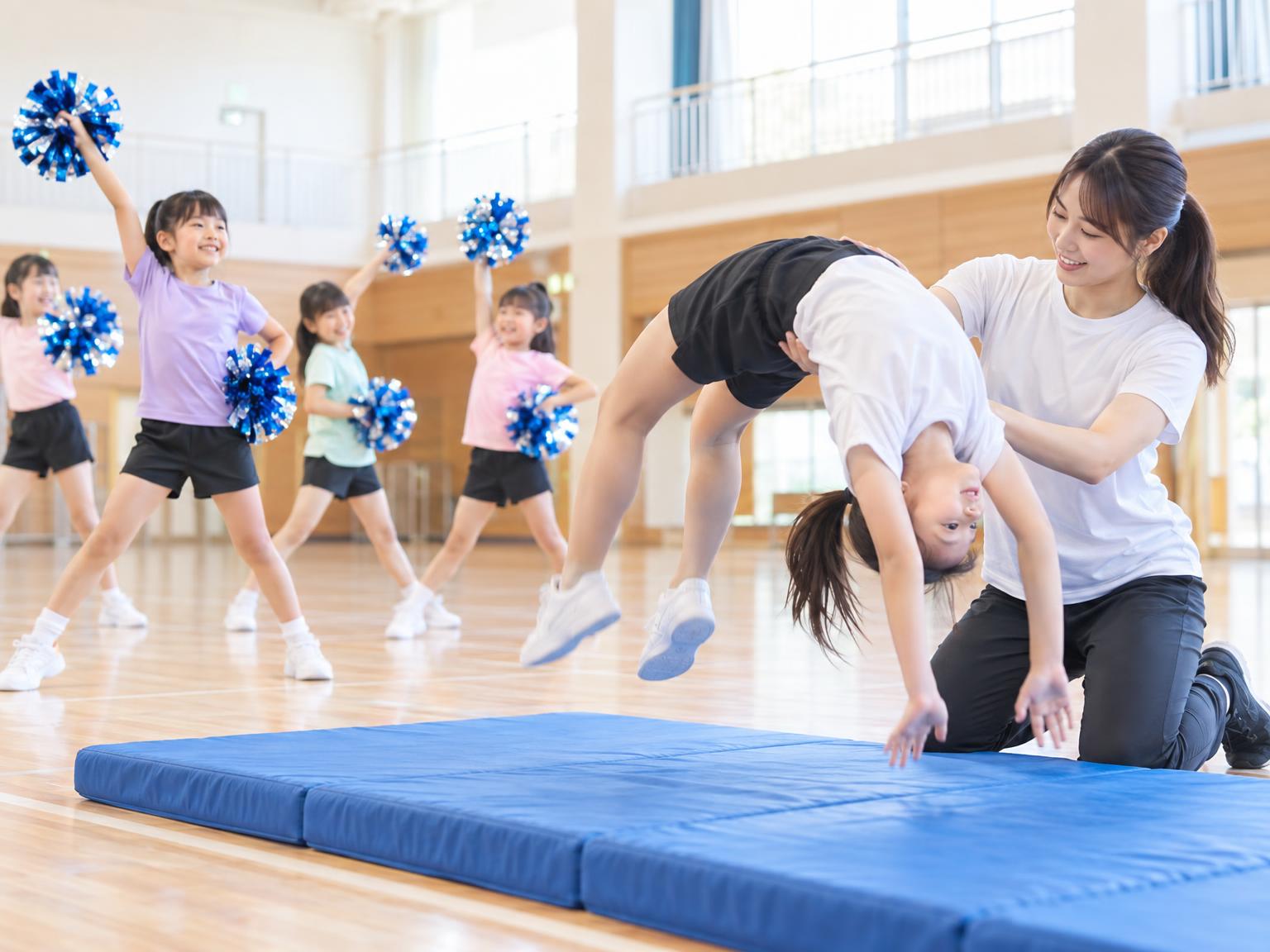 チアダンスとバク転の練習をする子どもたちのイメージ