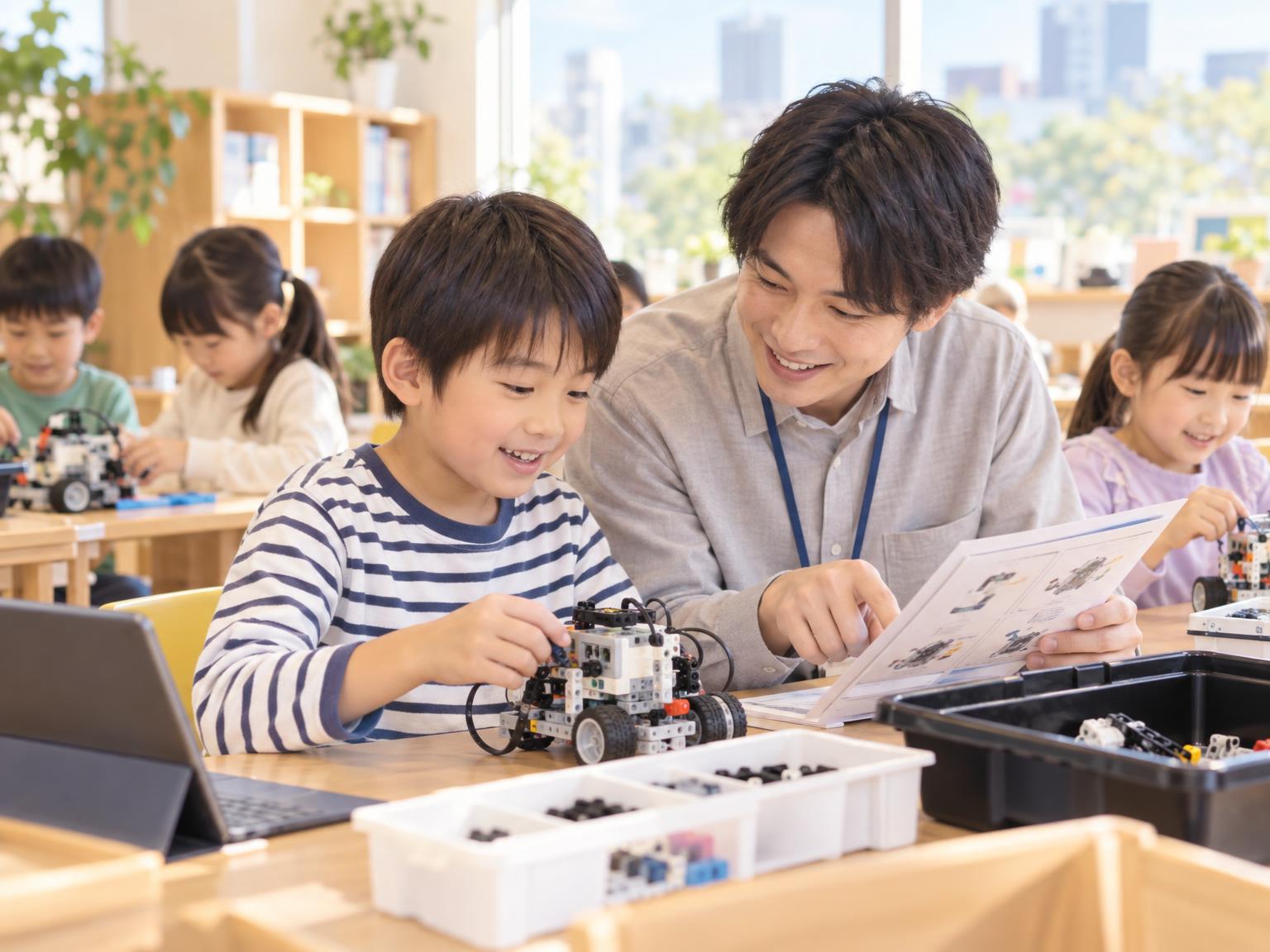 学童保育でロボット・プログラミング授業を受ける小学生と講師