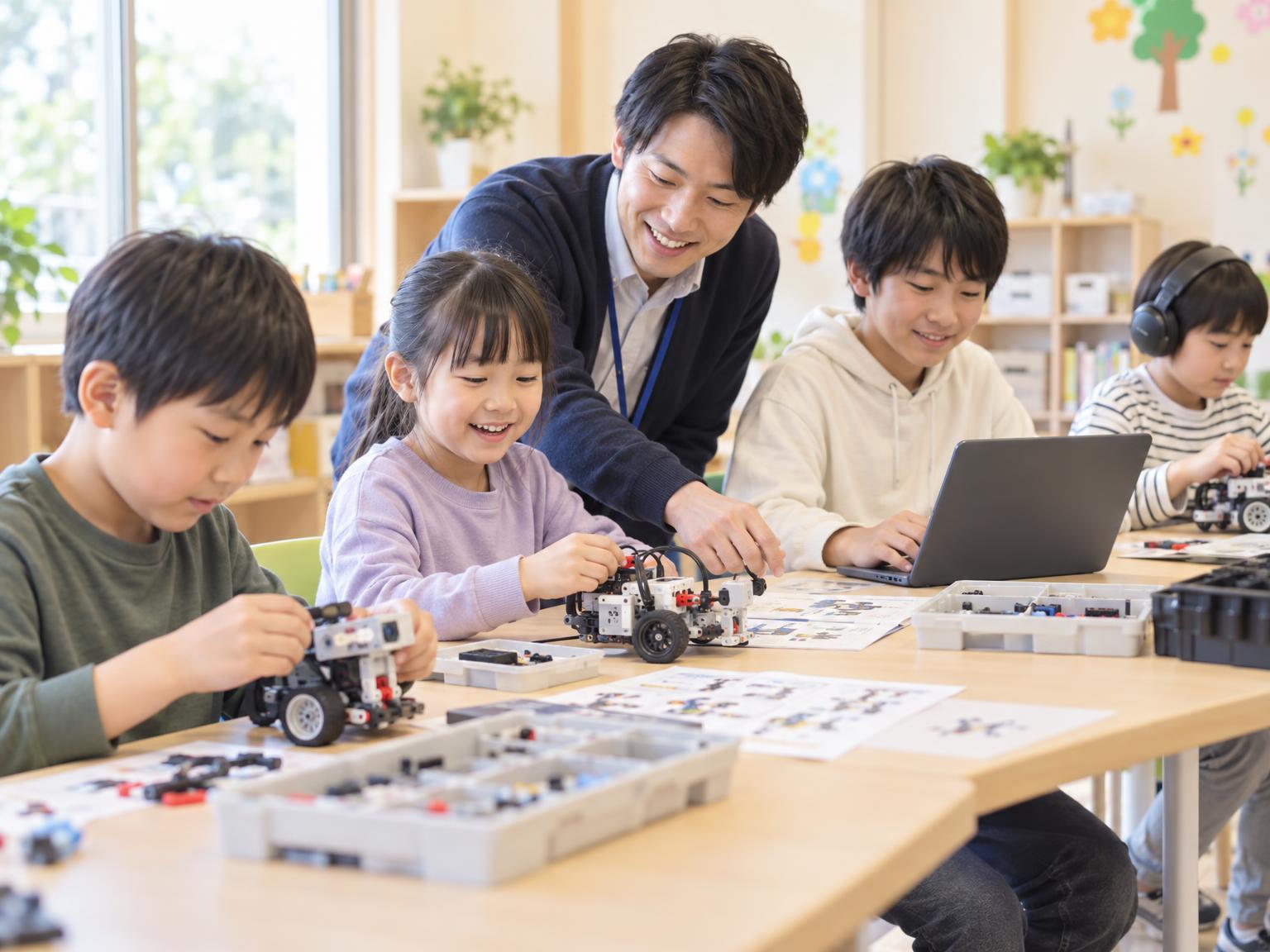 放課後等デイサービスでロボットプログラミングに取り組む子どもたちと講師