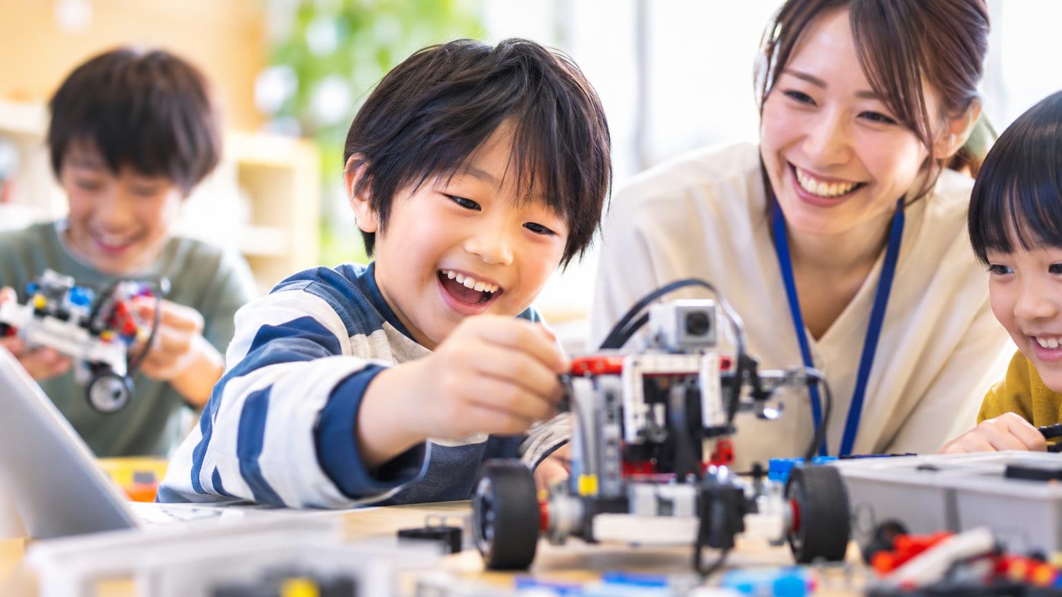 放課後等デイサービスにロボット・プログラミングを導入する方法｜発達障害のある子どもへの対応と出張型サービスの仕組みの内容を表すアイキャッチ画像