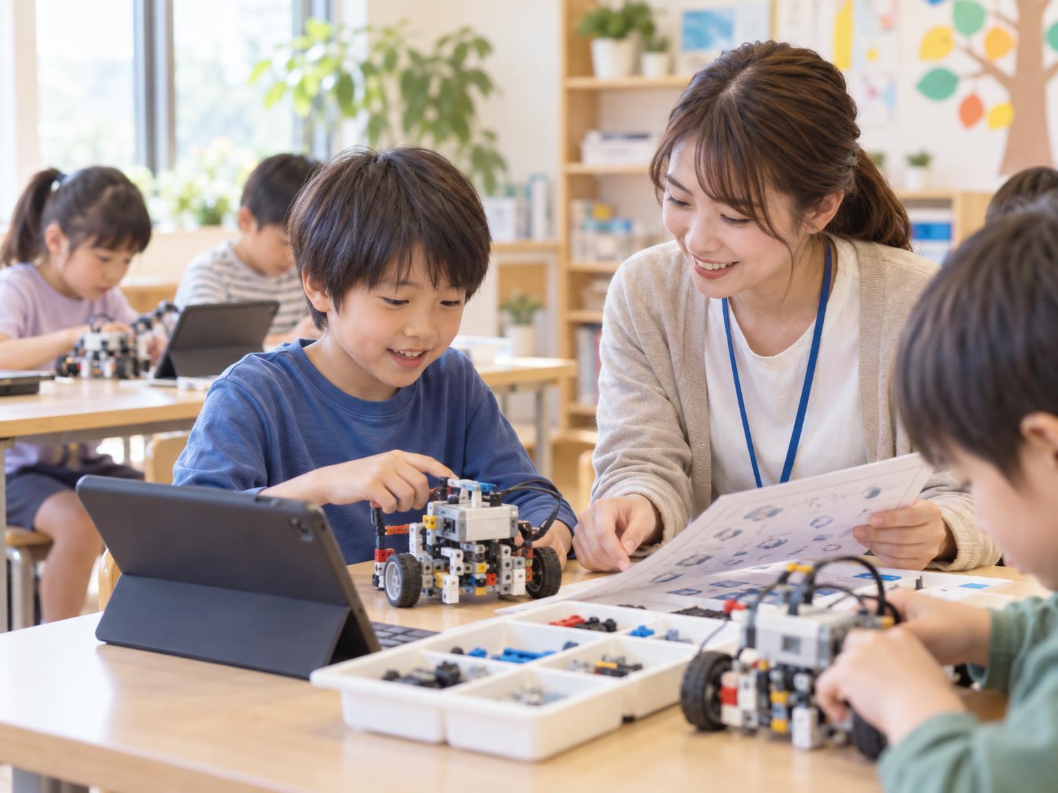 放課後等デイサービスでロボット・プログラミングに取り組む子どもたちと講師
