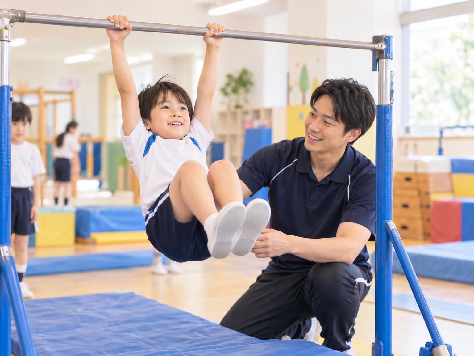 川口市の体操教室で逆上がりを練習する子ども
