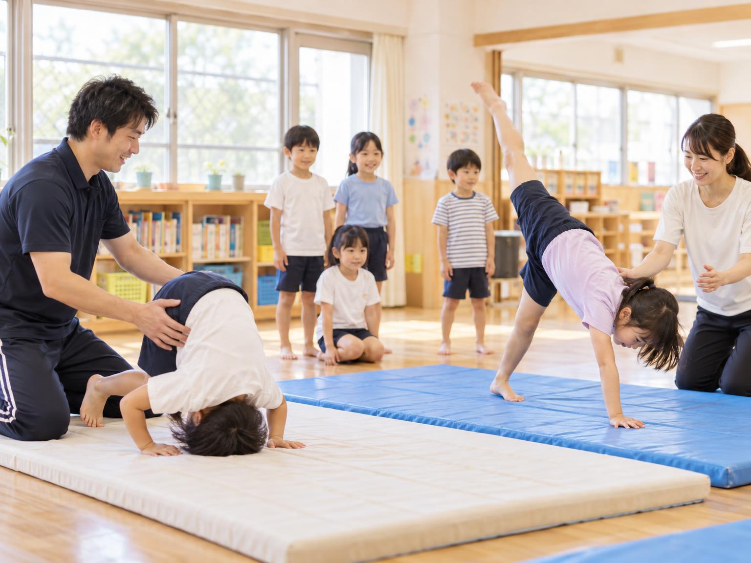 学童保育で体操・アクロバットの外部講師が子どもたちを指導している様子
