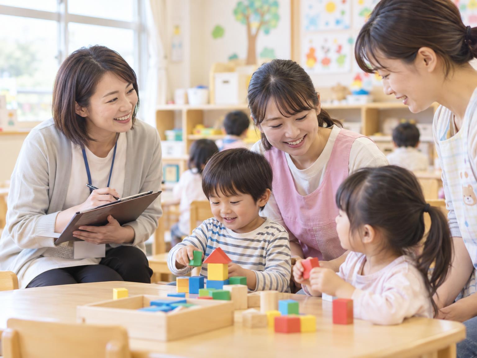保育所等訪問支援の訪問支援員が保育所で子どもと保育士に寄り添う場面