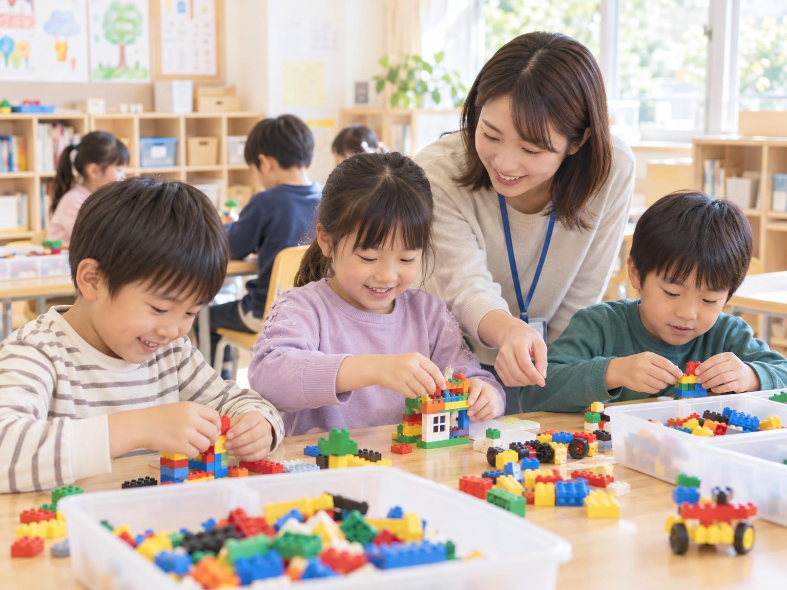 学童保育でレゴ系知育プログラムに取り組む子どもたちと講師