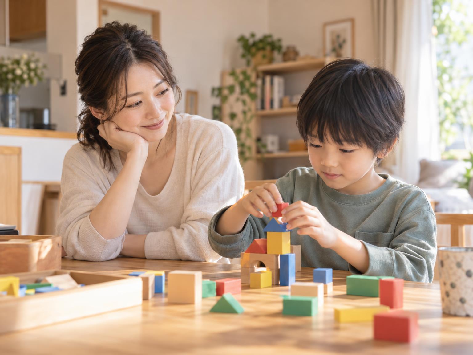 家の中でものづくりに取り組む子どもと、穏やかに見守る親の様子