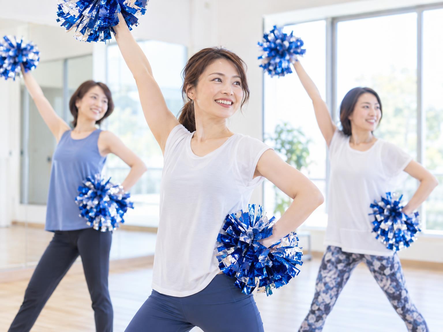 大人の女性がチアダンスの練習をしているスタジオの様子