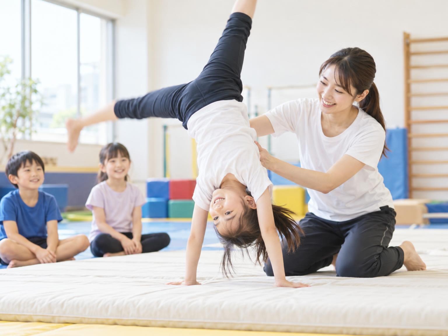 子どもがアクロバットの練習をしている様子