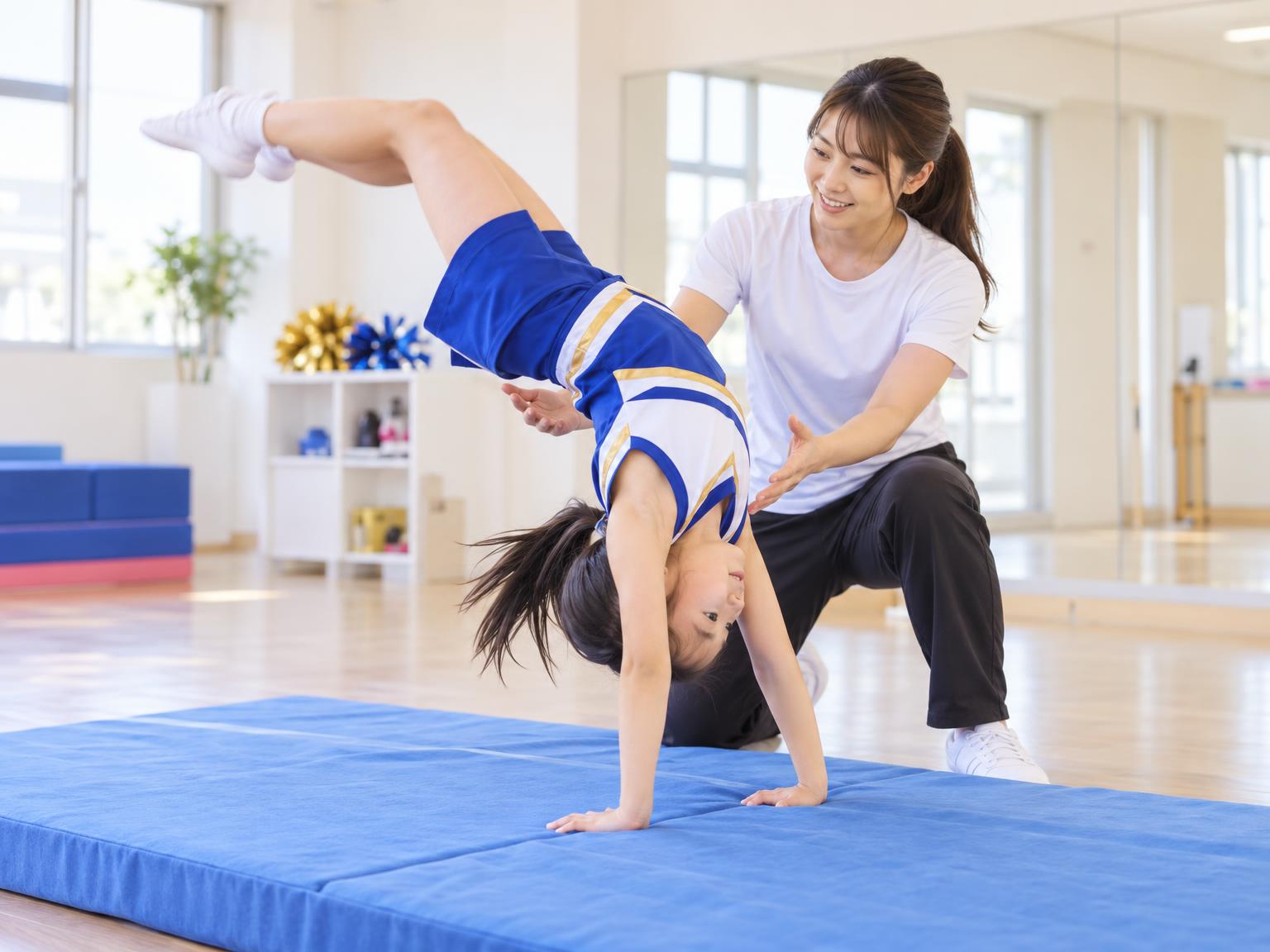 チアダンスの衣装でバク転を練習する小学生