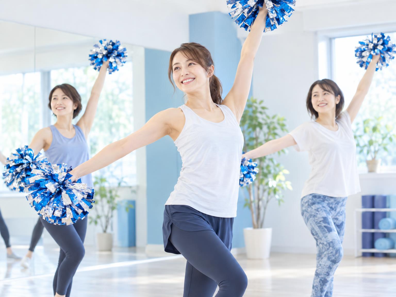 大人の女性がチアダンスの練習をしているスタジオの様子