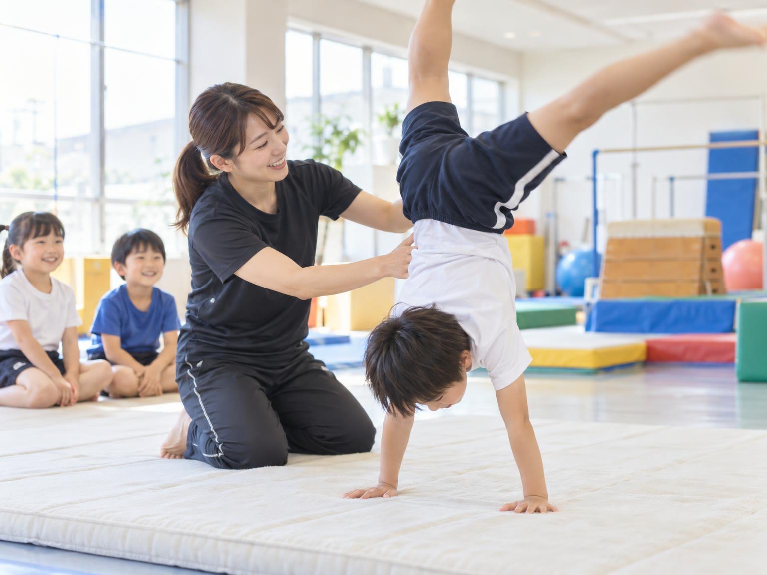 子どもがアクロバットの練習をしている体操スタジオの様子