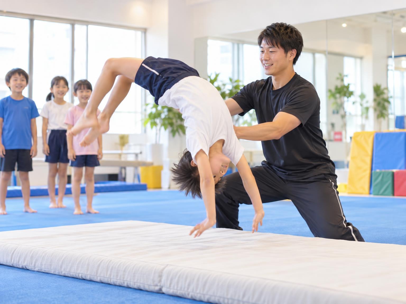 子どもがバク転の練習をしている教室の様子