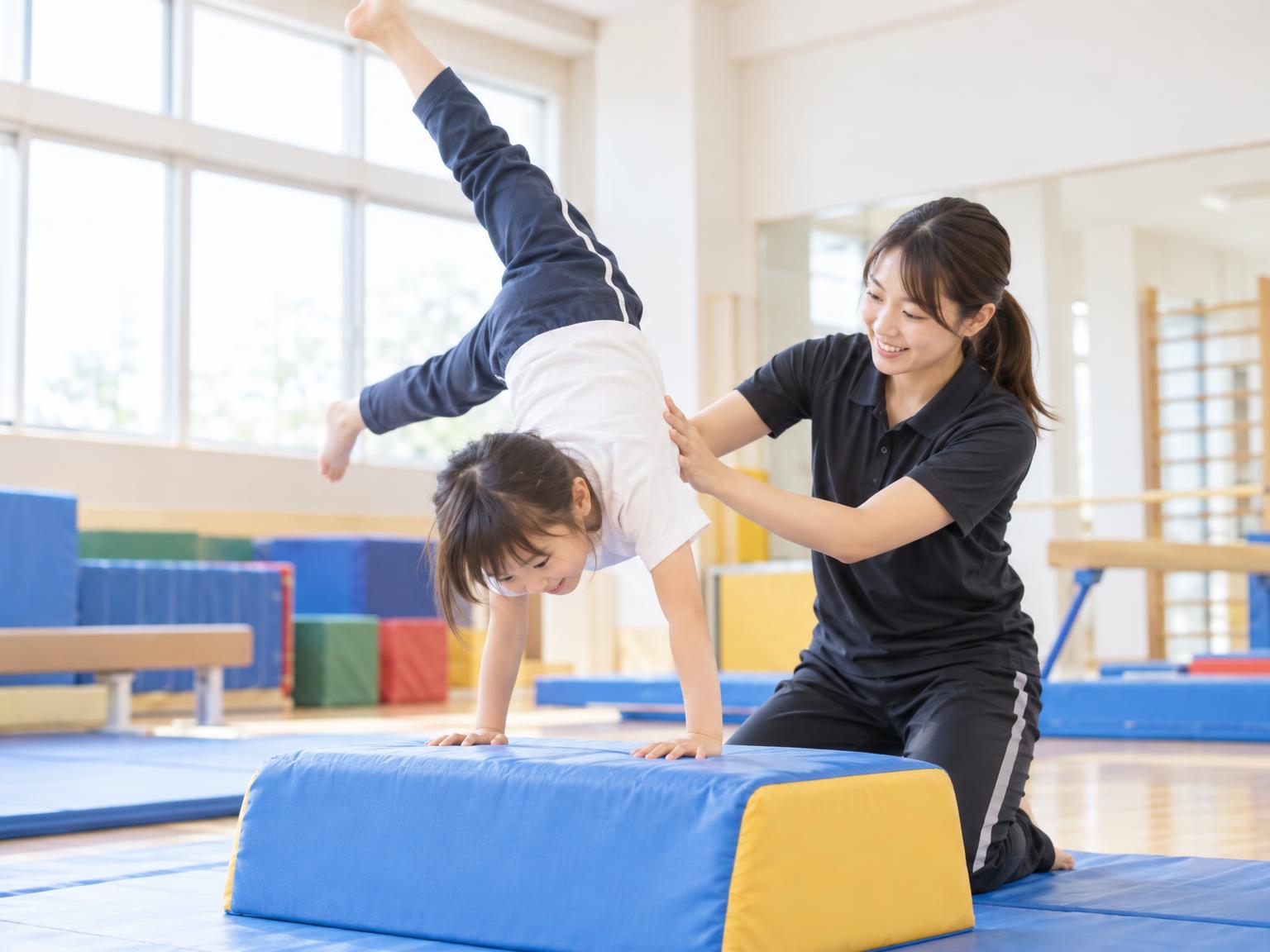 アクロバット教室でマンツーマン指導を受ける子ども