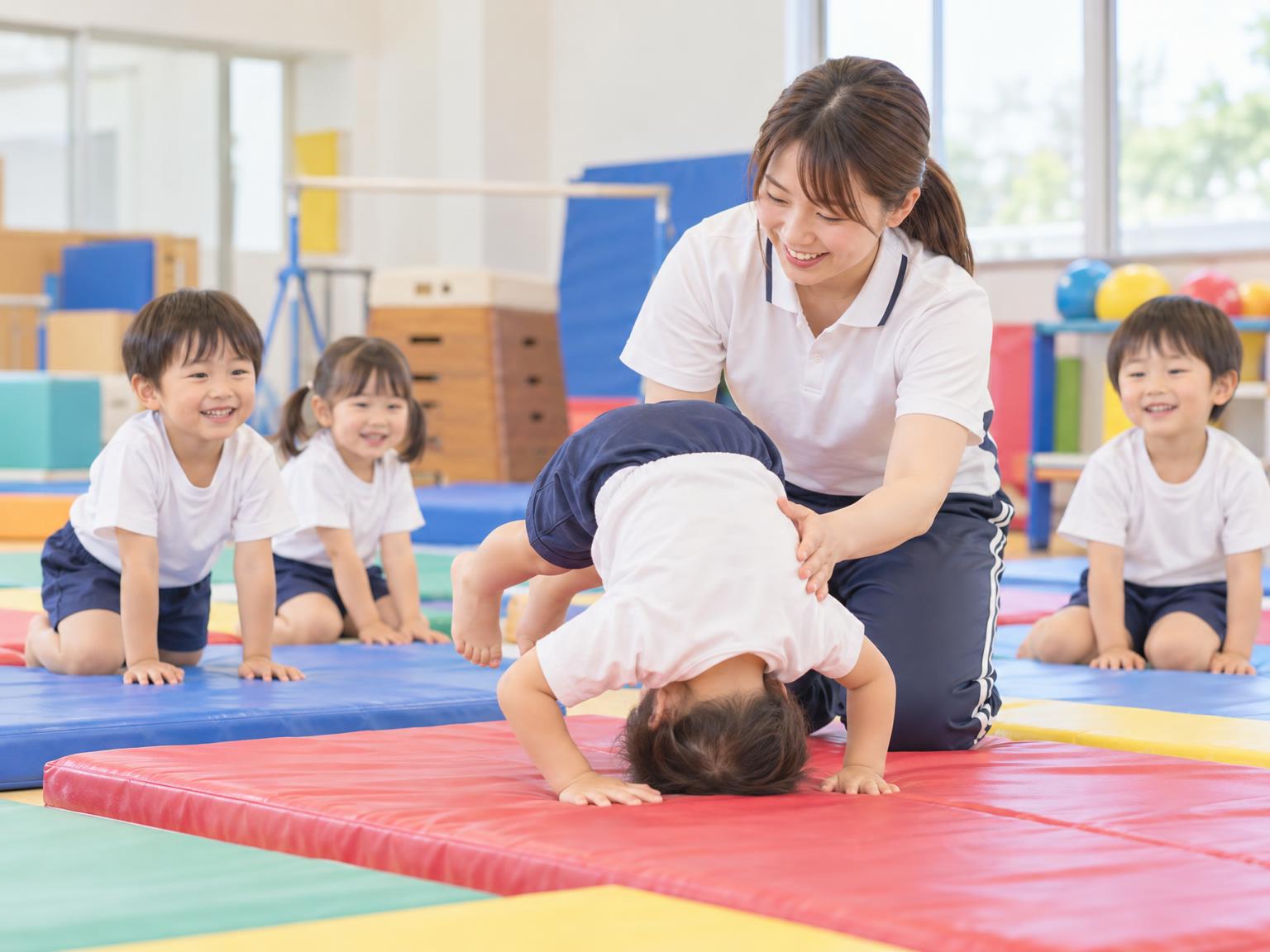 大宮周辺の幼児向け体操教室でマット運動を練習する子どもたち