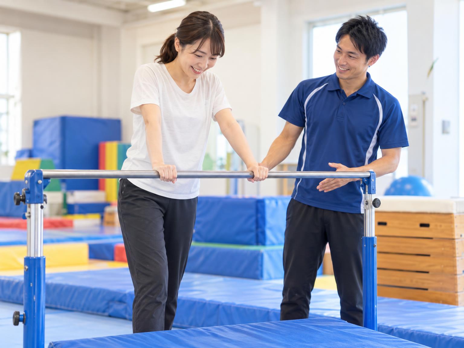 大人が鉄棒で逆上がりの練習をしている様子
