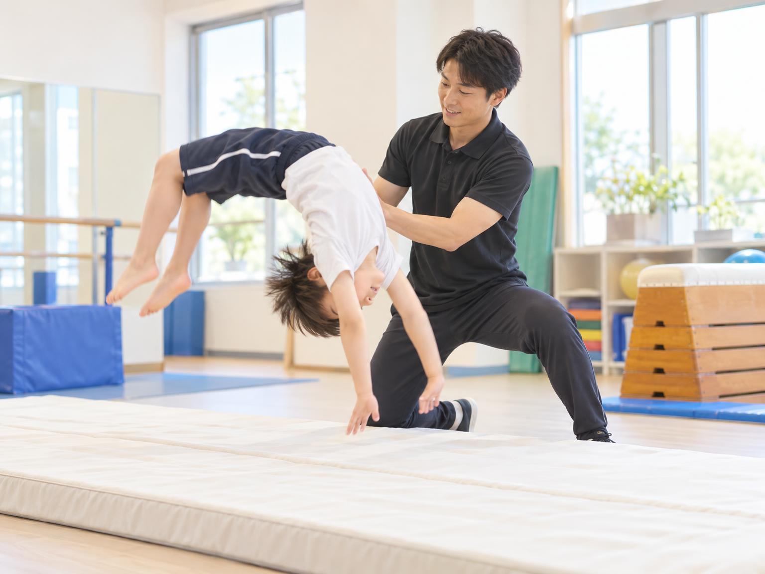 岩槻区の子どもがバク転の練習をしている様子