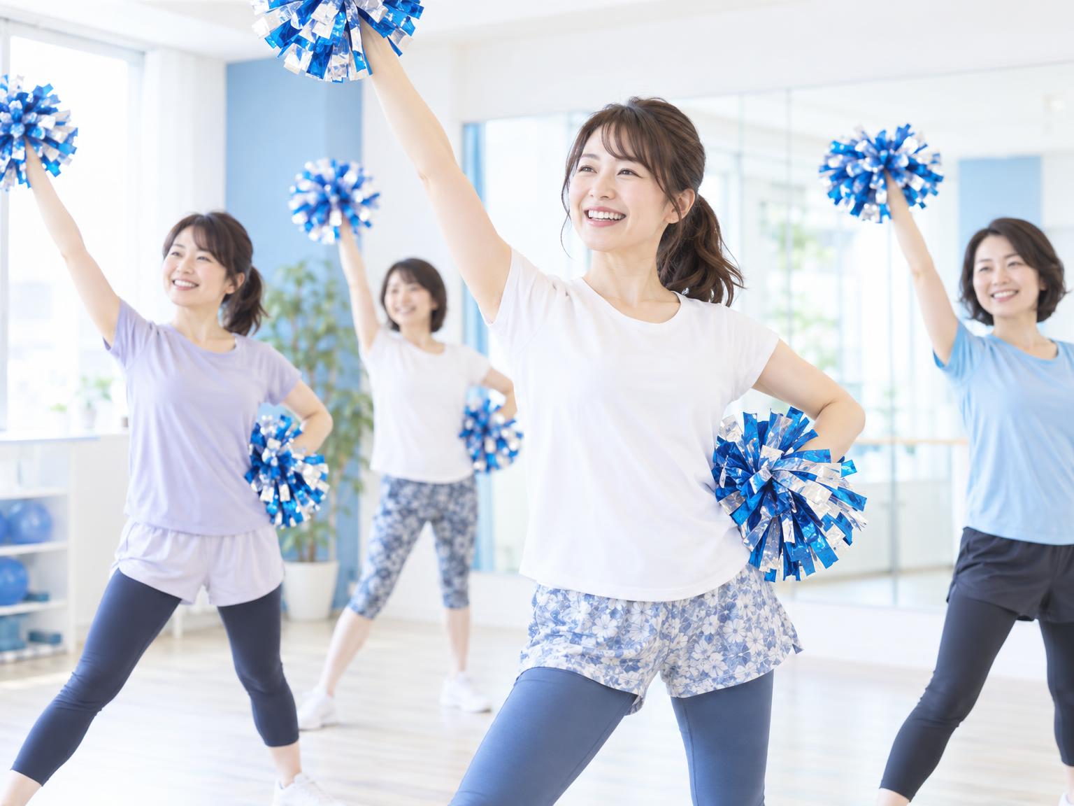 大人の女性がチアダンスの練習をしているスタジオのシーン