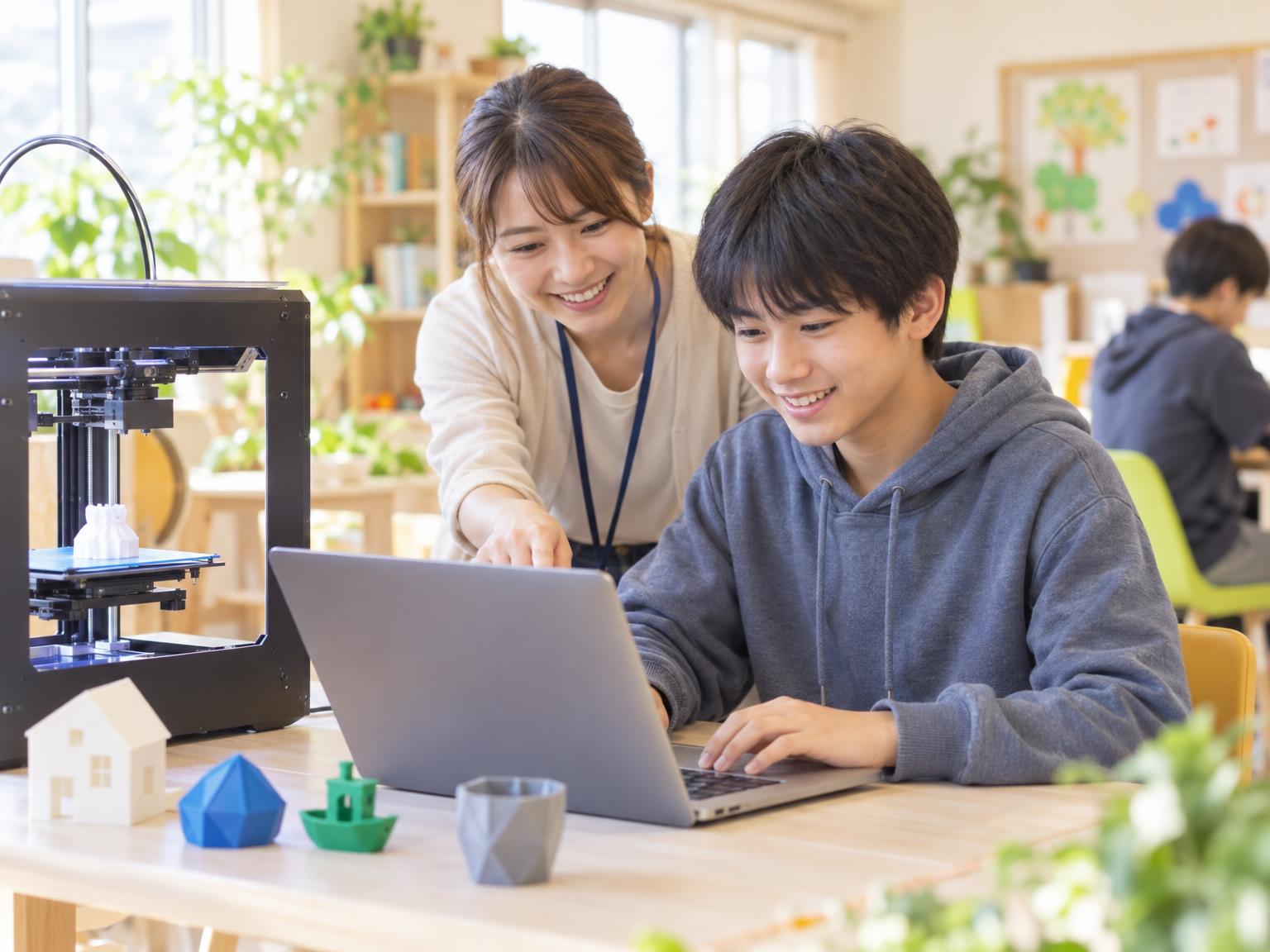 放課後等デイサービスで3Dプリンターを使ってものづくりをする中学生