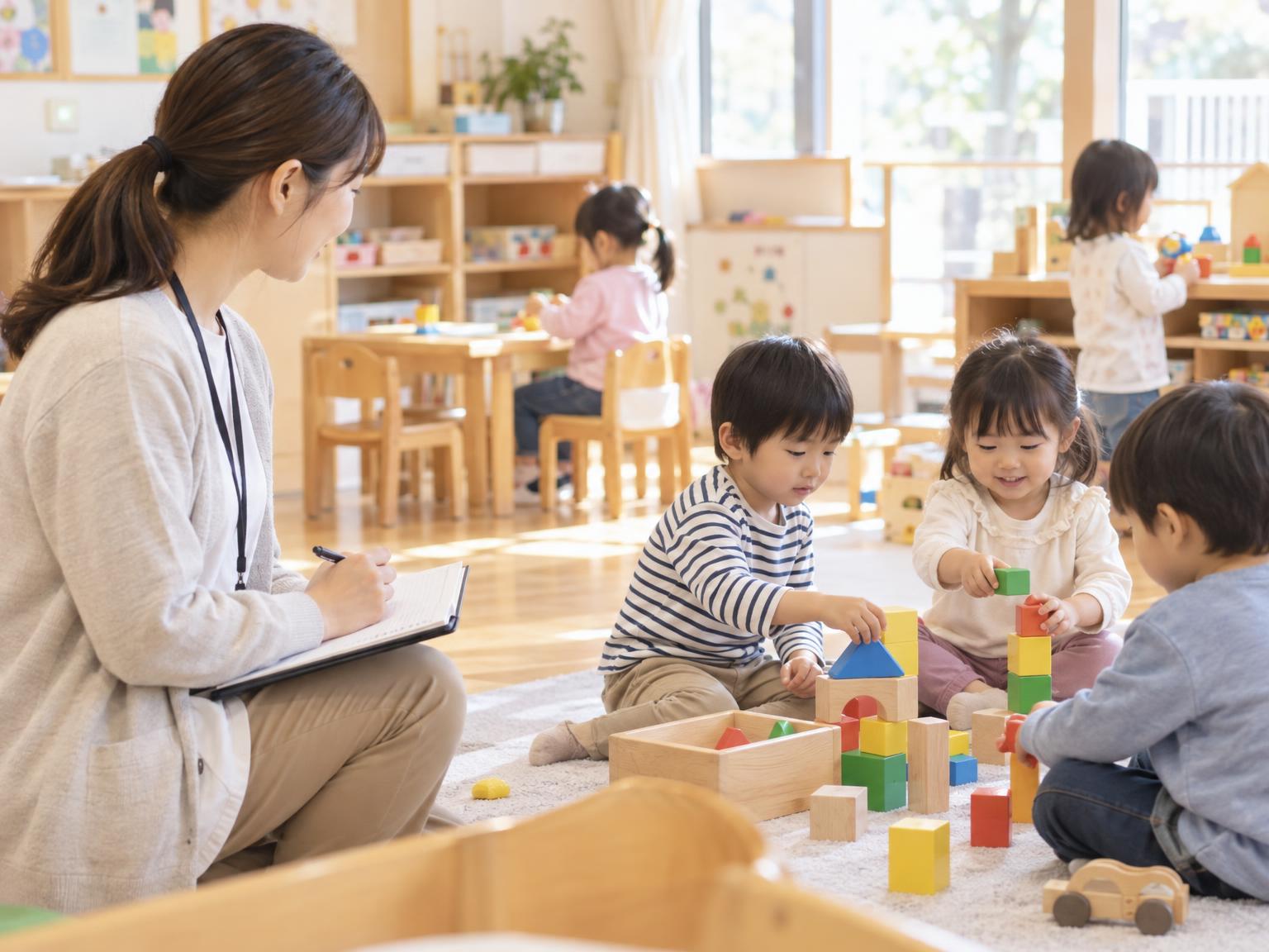 保育所等訪問支援の支援員が保育園で子どもの集団生活の様子を観察している
