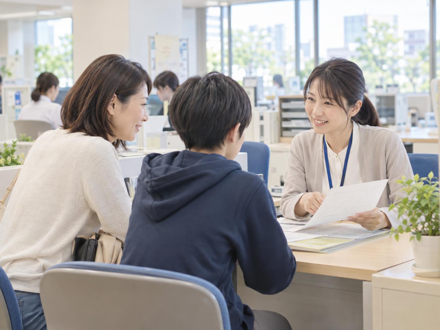 さいたま市の障害福祉課窓口で受給者証の申請について相談する保護者と子ども